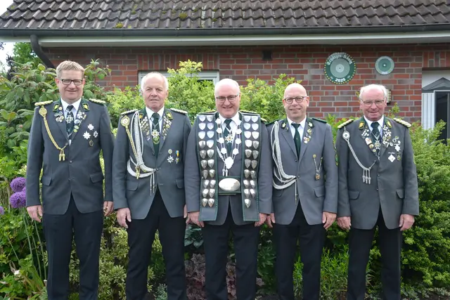 Kaiser Thomas Aldag (v. li.), 1. Adjudant Helmut Pape, Schützenkönig Ralf Ropers, 2. Adjudant Thomas Albers, Vizekönig Helmut Heins  | Foto: sc