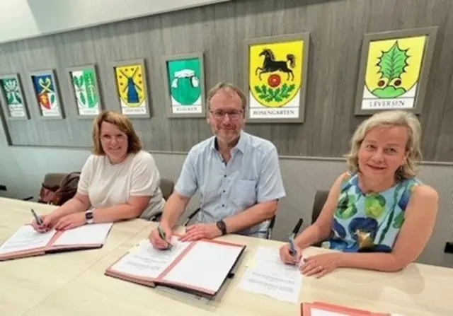 Frau Harders von der Grundschule Nenndorf, Bürgermeister Dirk Seidler und Frau Eischer Geschäftsführerin Saari e.V | Foto: Gemeinde Rosengarten
