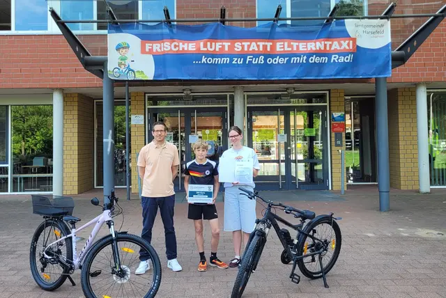 Schulleiter Christian Sondern nimmt die Auszeichnung für das Aue-Geest-Gymnasium zusammen mit Mitgliedern des Organisationsteams entgegen | Foto: Mareike Wilshusen, Klimaschutzmanagerin  der Samtgemeinde Harsefeld