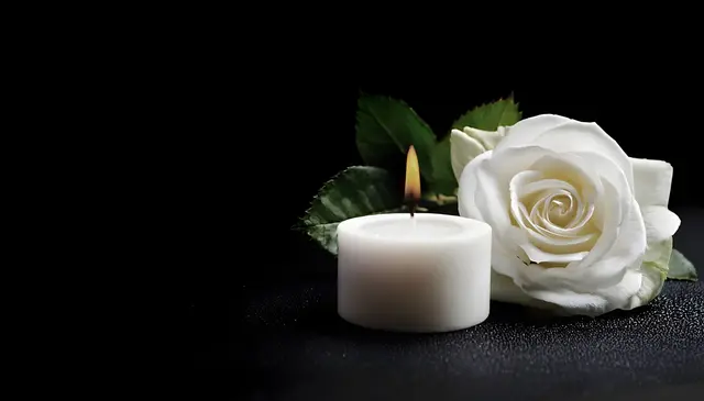 U.a. können Kerzen angezündet und Blumen niedergelegt werden (Symbolbild) | Foto: AdobeStock/izzzy71