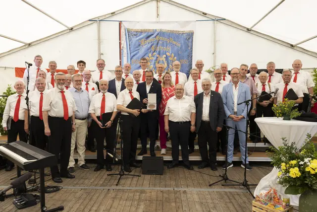 Der Chor mit Landrat und Gratulanten | Foto: Janice Bücker