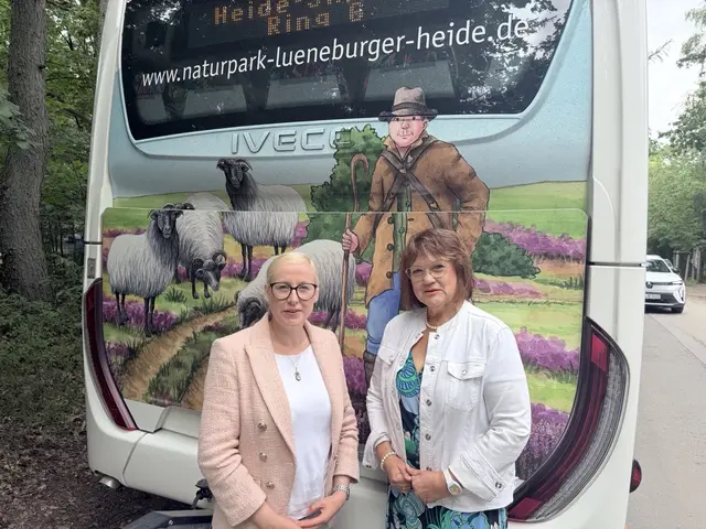 Nadja Weippert MdL (li.) und Uta Hoffmann, stellv. Bürgermeistern von Undeloh, wissen den Heide-Shuttle als wichtiges Mobilitätsangebot in ihrer Region zu schätzen | Foto: Silke König 