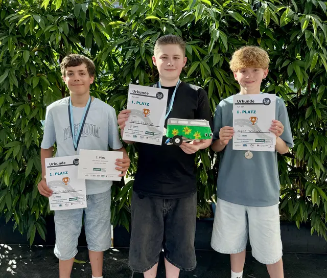 Schnelle Legende: Das Team „Split Second“ der Selma-Lagerlöf-Oberschule Harsefeld mit Roboter „SLO-Bulli““ freut sich über den ersten Platz beim Roboterwettbewerb 2026 | Foto: Landkreis Stade
