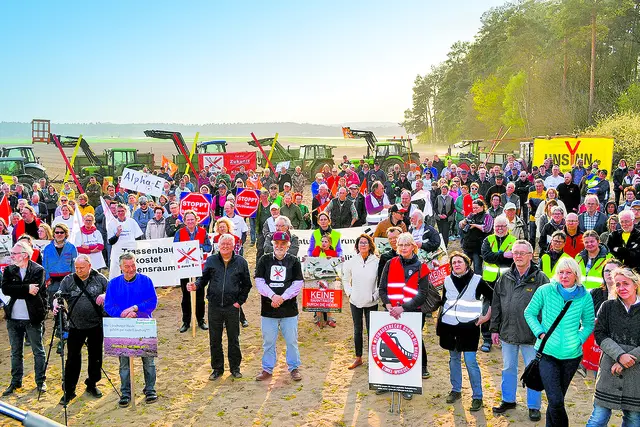 Zu teuer, zu spät, unnütz für die Region: Seit Jahren protestieren Bürger in der Nordheide gegen eine Neubaustrecke nach Hannover, hier 2020 | Foto: bim