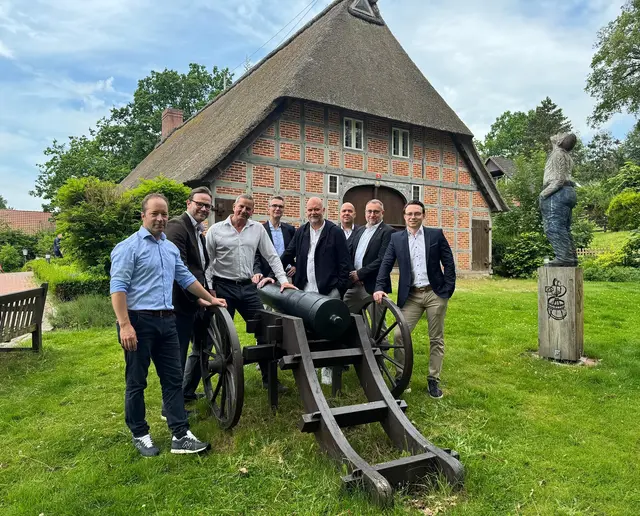 Kandidaten für Bendestorf: Frank Hülskamp (v. li.), Julian Schwarz, Olaf Beckedorf, Dr. Andreas Peters, Jan Molander, Jan-Patrick Schwolle, Stephan Tödter und Felix Bennet
 | Foto: Giko Krömker