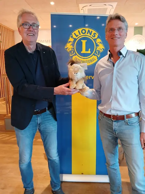 Dr. Andreas Biller (li.) übergab die Lions-Club-Präsidentschaft an Dietmar Kruse | Foto: Lions Club Winsen