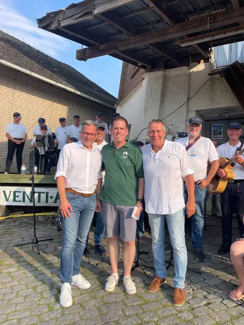 Auch sie hatten beste Laune beim Mühlenfest (v. li.): Landrat Kai Seefried, Dennis Trautmann (Vorsitzender des Mühlenvereins) und Lühe-Rathauschef Timo Gerke | Foto: SG Lühe