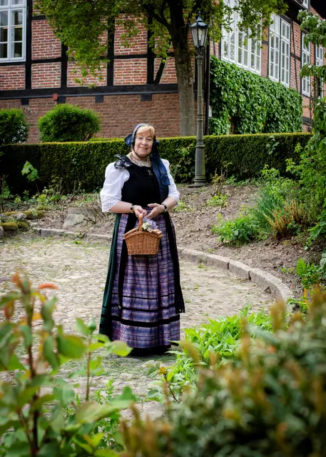 Ulrike Schlichtmann führt in Tracht durch Harsefeld | Foto: Fotostudio Augenblicke