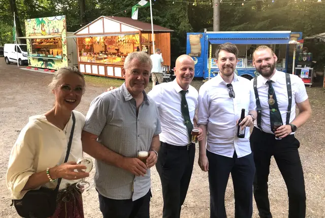 Trotzen der Hitze bei kühlen Getränken und guten Gesprächen:  Miriam Fischer (v.li), Matthias Grabe, Kassenwart Ralf Fischer, Bürgermeisterkandidat Friedemann Blaffert und 2.Vorsitzender Finn Ebelt  | Foto: CDU Rosengarten