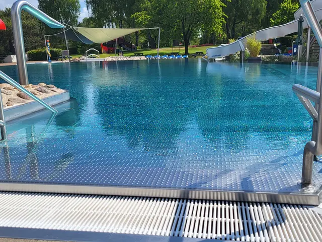 Das Spaßbecken im Freibad sieht sehr einladend aus und täuscht die meisten Besucher über die Tatsache hinweg, dass das Schwimmbad ein halbes Jahrhundert alt ist | Foto: sh