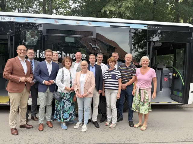 Vertreterinnen und Vertreter aus Politik, Verwaltung und den mitwirkenden Vereinen und Verbänden beim Saisonauftakt  | Foto: Silke König 