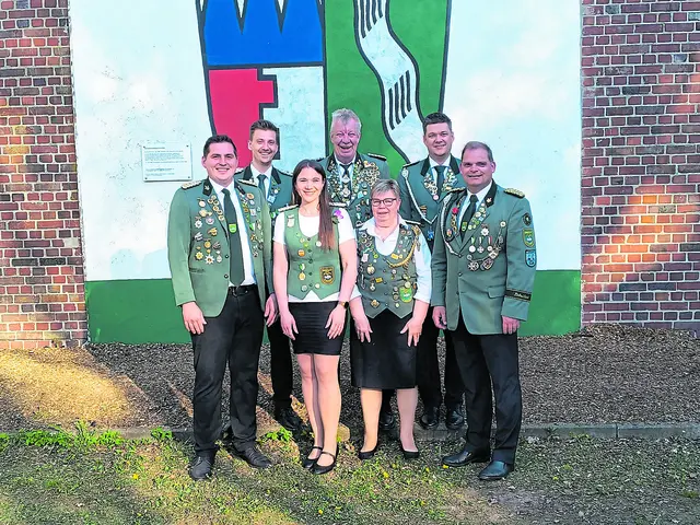 Der teilweise neue Vereinsvorstand (v. li.): stellv. Präsident Thies Waller, Sportleiter Hendrik Meier, Kassenwartin Melanie Genrich, Hauptmann Ewald Cordes, Damenleiterin Ute Dankers, Schriftführer Christian Meier und Präsident Olaf Möller. | Foto: Schützenverein