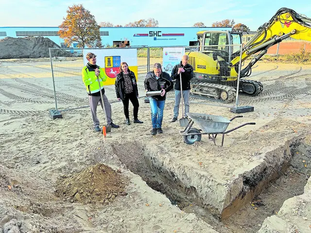 Bei der Grundsteinlegung im Herbst vorigen Jahres wurde eine Zeitkapsel in die Erde gelassen | Foto: Landkreis Stade / Daniel Beneke