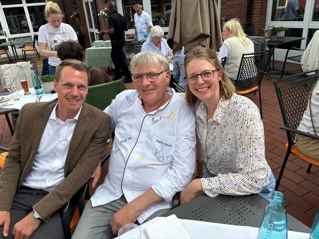 Abschied Martin Haupt (Mi.) mit Sven Dierksen und Nele Landschof | Foto: Hotel Sellhorn 