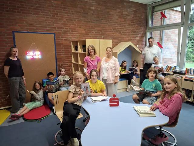 Die Schülerinnen und Schüler des dritten Jahrgangs lesen endlich wieder in ihrer neu möblierten Schulbibliothek. Mit dabei (v. li.): Julia Geiß (Lesemutter), Barbara Findeklee-Walter (Schulleiterin), Meike Meyer (Lesemutter) und Peter Wist (stellvertretender Regionalleiter Buchholz/Rosengarten der Sparkasse Harburg-Buxtehude) | Foto: Sparkasse