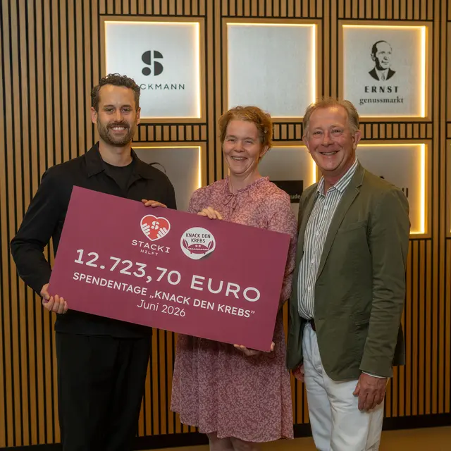 Fabian Stackmann, Dr. med. Klaus Bublitz (Geschäftsführer Fördergemeinschaft Kinderkrebs-Zentrum Hamburg e.V.) und Sybille Schmidt (betroffene Mutter und Unterstützerin) bei der Spendenscheckübergabe | Foto: Stackmann