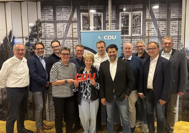 Kandidaten für die Samtgemeinde: Thomas Schreyer (v. li.), Roman Kohsiek, Julian Schwarz, Frauke Petersen-Hanson, Freddy Brühler, Britta 
Witte, Matthias Abel, Aydin Yakin, Jörg Berberich, Jan Oertzen, Björn Stobbe und Christian Horend | Foto: Giko Krömker