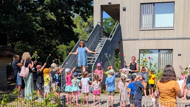 Mit einer kleinen Abschnieds-Zeremonie überraschten die Hoopter Kinder ihre langjährige Leiterin | Foto: Jan Filter