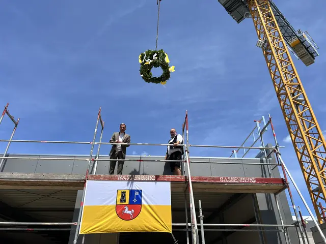 Landrat Kai Seefried (li.) erklärt die Bedeutung des Neubaus für die Rettungswache, Zimmermann Axel Hink trägt den Richtspruch vor | Foto: Landkreis Stade / Daniel Beneke
