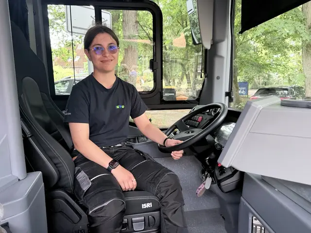 Busfahrerin Clara Funk freut sich auf die netten Gespräche mit den Fahrgästen | Foto: Silke König