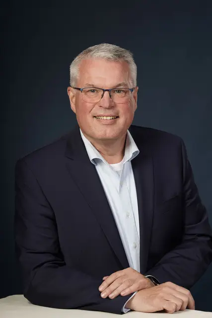 Mit seiner erneuten Kandidatur bewirbt sich Matthias Riel um eine zweite Amtszeit als Bürgermeister der Gemeinde Jork | Foto: Gemeinde Jork/ Imke Lohmann