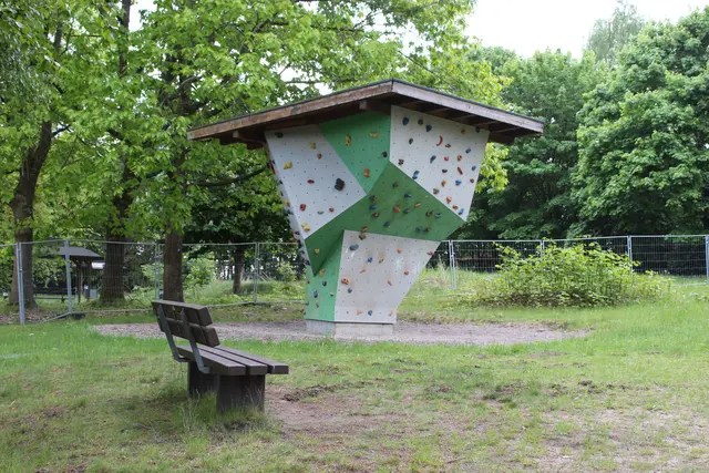 Der rund vier Meter hohe Boulder-Kletterfelsen steht seit 2015 im Freizeitpark | Foto: sb