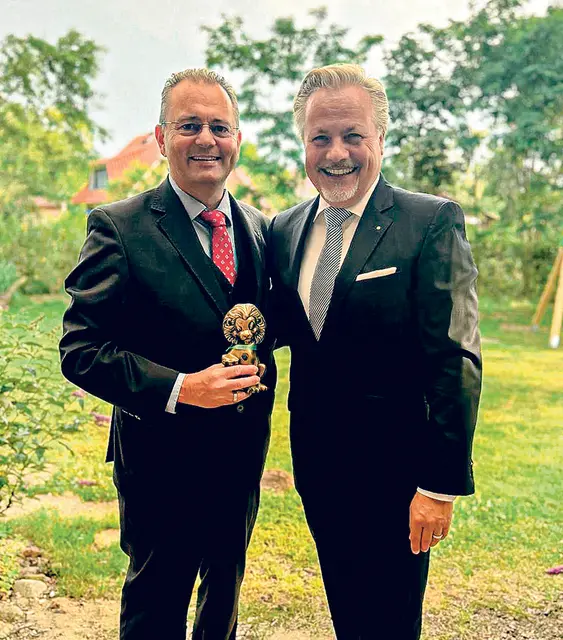 Der neue und der alte Präsident: Stephan Schrader (li.) und Lars Hagemeier | Foto: Lions Club Buchholz-Nordheide