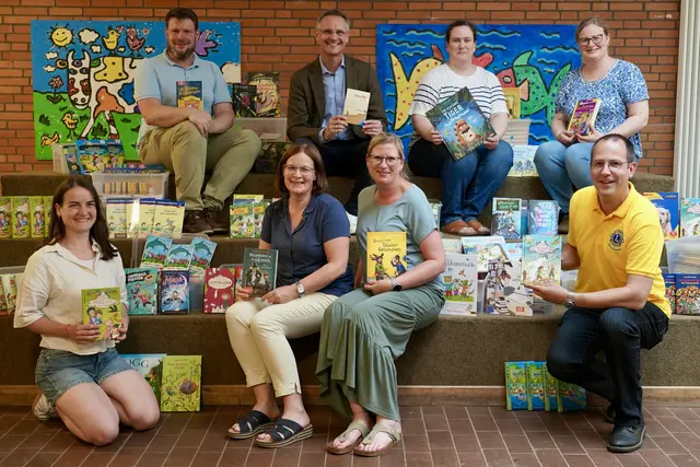 Madelaine Grap (v. li.), Marius Giwer (Schulverein Heideschule), Anja Rieks, Jan-Erik Schuldt (Haspa Buchholz), Corinna Vogt (Schulleitung Heideschule), Katja Krassau-Pervölz, Juschka Sebbel, Henning Schmachtel (Lions Club Rosengarten) | Foto: Julia Fidaoui