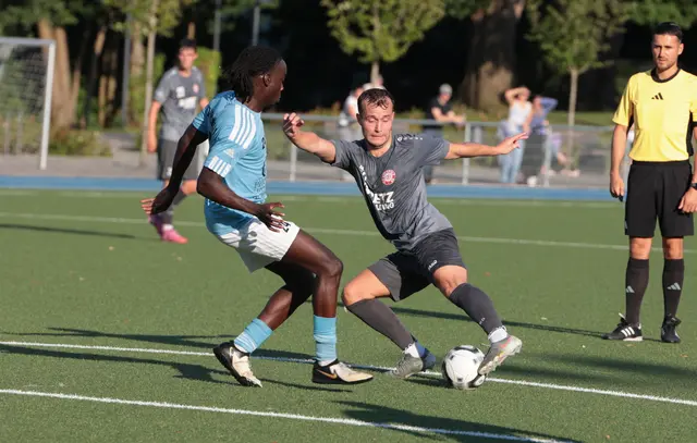 Der 08er Rico-Leon Stahl (rechts) versucht hier an Dersimspors Jonathan Dogbe zu verladen  | Foto: ks