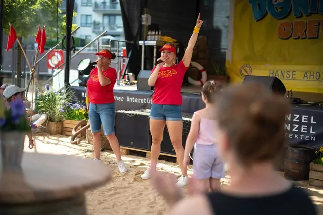 Die Donikkl Crew sorgte für Stimmung bei den Kindern trotz großer Hitze | Foto: Alena Zielinski