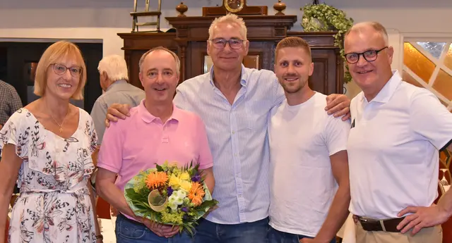 Nach der Ehrung für 25 Jahre Mitgliedschaft: Felicitas Richter (v. li.), Hans-Peter Bellut,  Henry Bielefeldt, Fabian Severloh, Hagen Preuss | Foto: Gewerbeverein Rosengarten