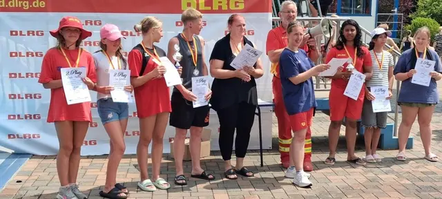 Die Gewinnerinnen und Gewinner des 24-Stunden-Schwimmens in Harsefeld freuen sich über ihre Urkunden | Foto: DLRG Harsefeld