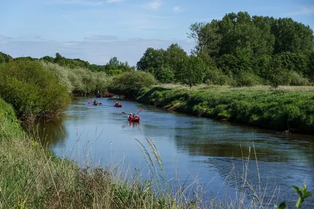 Gewässer in Niedersachsen locken im Sommer viele Menschen an – Schwimmen oder Paddeln sind sehr beliebt, bergen aber auch Gefahren | Foto: Andreas Plenz  / NLWKN