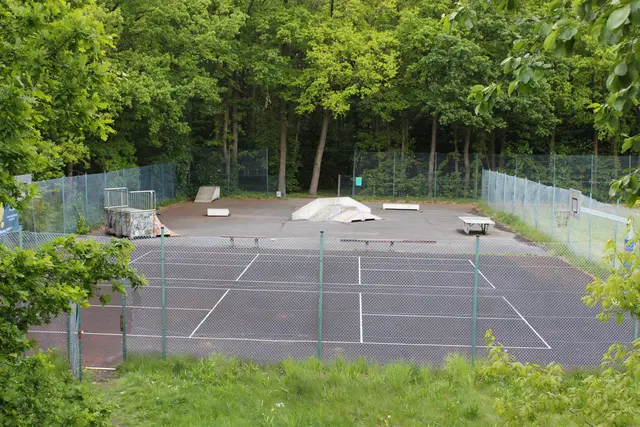 Skatanlage und Spielfeld für Mannschaftssport | Foto: sb