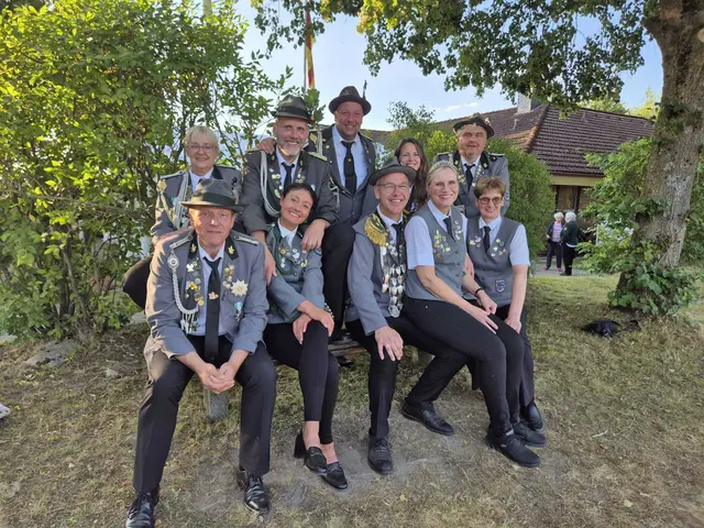 Die neue Königscrew mit Julia Scaturro (v. li.) mit Matthias Schwartz, Benjamin Fehling mit Teresa Bartsch, Ralf und Claudia Jankowski, Christian und Sandra Baasch, Volker und Tatjana Borowi  | Foto: Schützenverein Schierhorn 