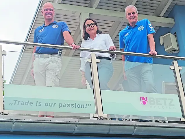 Frank Schäfer, Nicoll Käber und Hans-Jürgen Lorenschat bei dem Treffen auf der Terrasse mit dem neuen Werbe-Logo | Foto: BFC