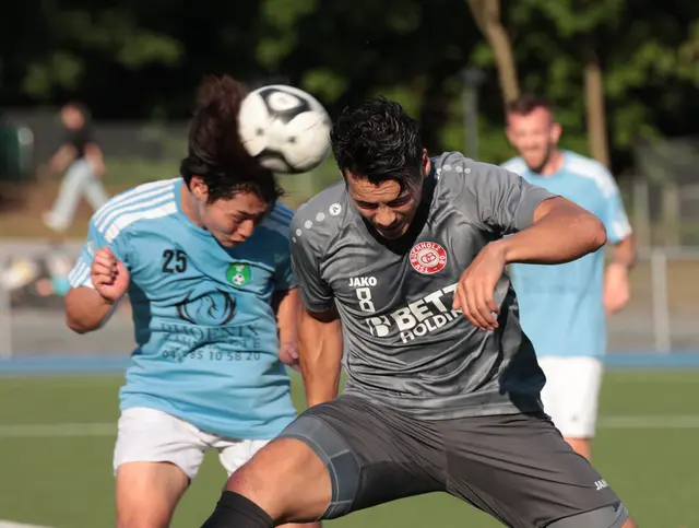 Kopfball-Duell: TSV-Spieler Alexander Borck (rechts), gegen Dersimspors Yutu Uchitake | Foto: ks