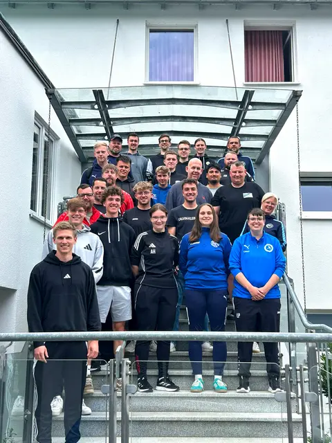 Die Teilnehmenden des B-Lizenz-Lehrgangs mit Alina Winkler (vorne, Zweite v.re.) und Henry Rehder (Mitte, dritte Reihe von oben), beide vom Buchholzer FC | Foto: NFV