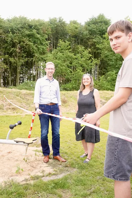 Feierliche Eröffnung mit (v. re.) Schüler Tjure-Matti Brauhardt, Manuela Mahlke-Göhring und Frank Buhrmeister von der Samtgemeinde | Foto: Freie Schule Himmelpforten