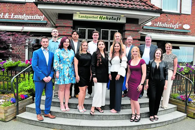 Freude bei der Abschlussfeier (erste Reihe v. li.): Sebastian Eick (Berufsschullehrer), Anastasiia Kiss, Karina Schmunk, Paulina Liersz, Janice Lege, Adelina Stallbaum, Hannah Bockelmann (Prüfungsausschussmitglied), sowie zweite Reihe von links: Christopher­ ­Diederichs, Tam Thanh Pham, Sören Weber, Rebecca Einfeldt, Marco Lehmann (Prüfungsausschussmitglied), André Zambon  (Prüfungsausschussmitglied) und Nicole Krumbholz (Prüfungsausschussmitglied)  | Foto: Axel-Holger Haase