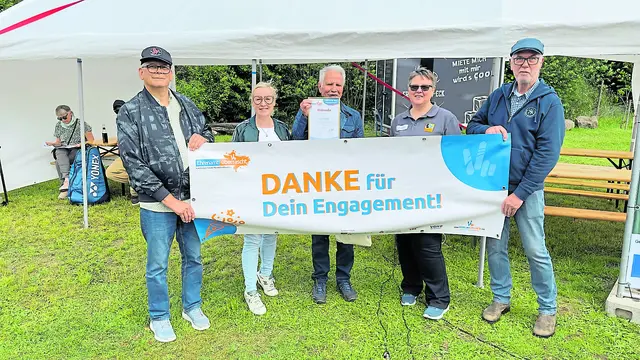Bei der Ehrung (v. li.): Reiner Landwehr (SV Trelde-Kakenstorf), Nadja Weippert (stellvertretende Landrätin), Wilfried Wodniok, Nicole Schuback (KSB Harburg-Land) und Uwe Lange (Vorsitzender SV Trelde-Kakenstorf) | Foto: Verein