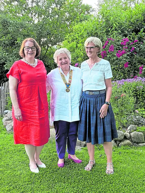 Bei der Ämterübergabe (v. li.): Kerstin Witte (Past Präsidentin Kerstin Witte), Adriane Rutz (Präsidentin Adriane Rutz 26/27) und Bettina Krisch (Präsidentin elect 27/28)  | Foto: Rotary Club Buchholz