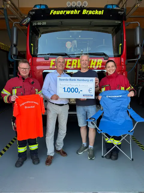 Andreas Sasse (JFw ), Stephan Bauch (Sparda Bank), Jan Peter Soetebeer (Förderverein) und Pauline Schlumbom (JFw-V) | Foto: Freiwillige Feuerwehr Samtgemeinde Hanstedt