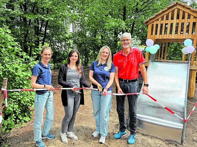 Bei der Einweihung (v. li.): Gesa Mäder (1. Vorsitzende Förderverein „För de Lütten“), Lisa Schütte-Dobert (stellvertretende KiTa-Leitung), Lisa Klein (2. Vorsitzende Förderverein „För de Lütten“) und Armin Schneider (1. Vorsitzender Brunsberglauf)
 | Foto: Förderverein