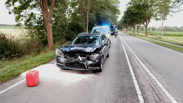 Beschädigter Mercedes-Kombi an der Unfallstelle auf der B73. | Foto: Rolf Hillyer-Funke/Feuerwehren SG Oldendorf-Himmelpforten