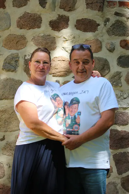 Ein Paar sagt Ja“: Ulrike und Matthias Staats vor der Bliedersdorfer Kirche | Foto:  Meira Winkelmann