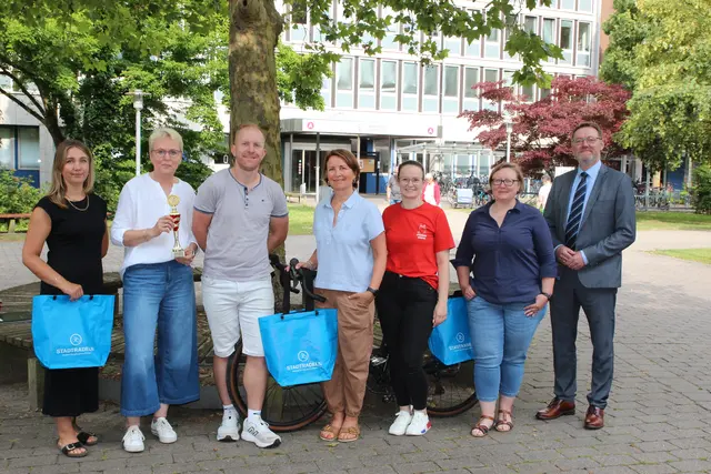 14.631 Kilometer für Klima, Gesundheit und Fitness: Jennifer Weber, Sandra Kleiner für die Abteilung Bildung, Nils Rabener, Silvia Homann, Radverkehrskoordinatorin Rachel Werner, Stadtradeln-Organisatorin Sandra Sperling und Erster Kreisrat Josef Nießen. | Foto: Landkreis Harburg