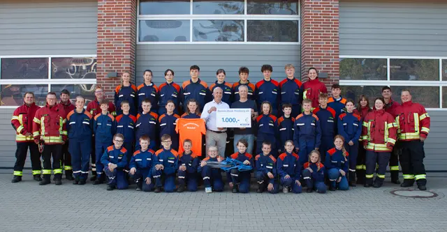 Die Jugendfeuerwehr Brackel freut sich über die Spende | Foto: Freiwillige Feuerwehr Samtgemeinde Hanstedt