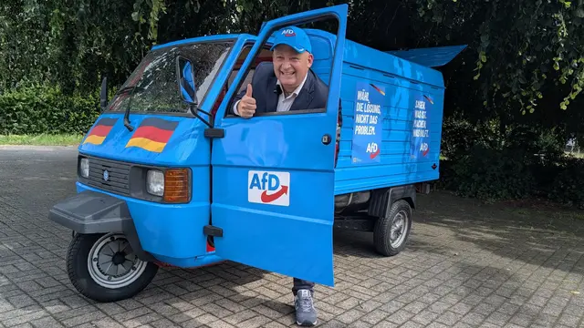 Bei einer Pressekonferenz stellte Offermann auch sein neues Wahlkampfmobil vor, eine italienische Vespa Ape | Foto: Jan Filter