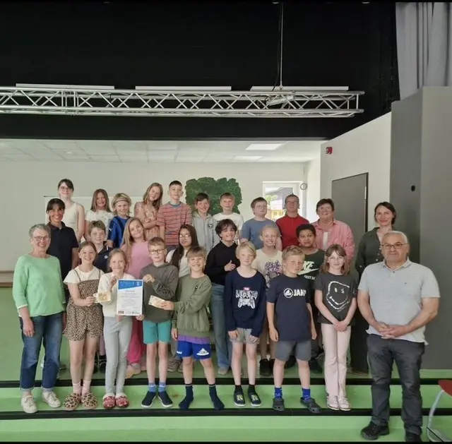 Die 4a der Grundschule Salzhausen - hier mit Lehrkräften, Vertretern des MTV Salzhausen und Sponsor Abdo Demir - erreichte in der Klassenwertung den 1. Platz | Foto: MTV Salzhausen